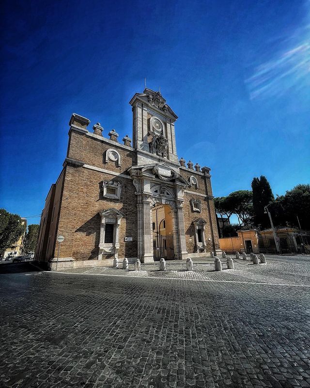 Porta Pia was opened in the Aurelian Wall between 1561 and 1565 to a design by Michelangelo and at the behest of Pius IV. 👉 turismoroma.it/en/places/port… 📸 IG move_and_travel_and_me #VisitRome