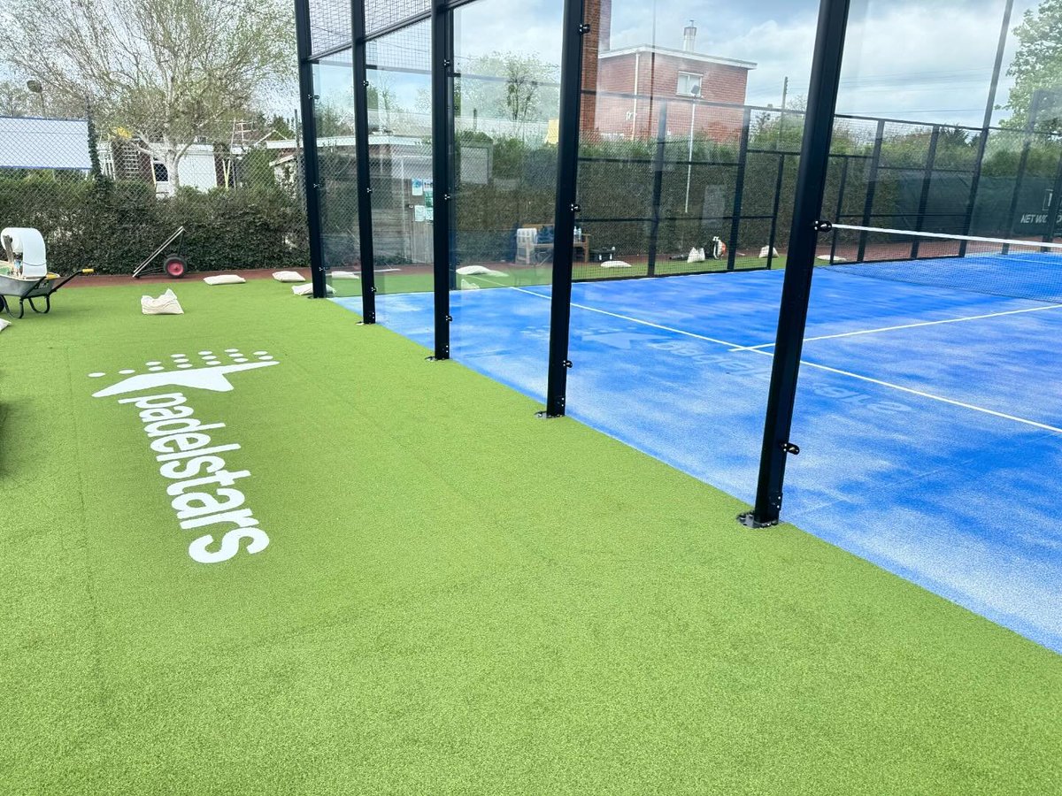 We love this project carried out for the guys at @padelstarsuk!! this week 🤩

The contrast of our blue PadelPro surface with our green DuraSurround and customised logo turf looks truly stunning!!! 💙💚

Great job @padeltech and @courtsportssurfaces on this great instal👏👏