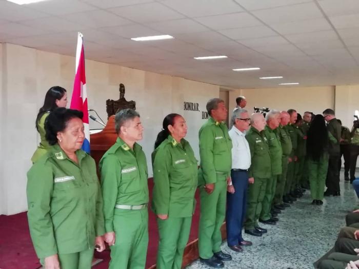 Cuerpo de Guardabosques de #Cuba en el aniversario 65 de su creación.
Entregaron reconocimientos los ministerios de las Fuerzas Armadas Revolucionarias, de la Agricultura, y el Sindicato Nacional de Trabajadores Civiles de la Defensa.
#CubaViveEnSuHistoria