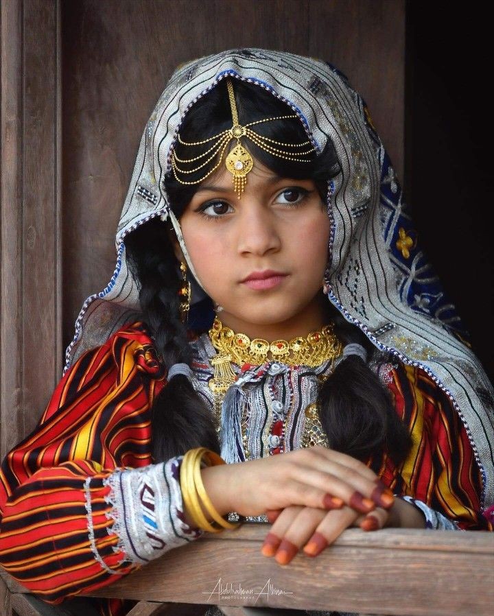 ...

بهجة عمر، و صوت 
يتحول في اعماقك 
إلى طيور. 
وكانه كل اشيائك
التي تبعث السعادة 
بداخلك ."
ف كل مابك 
يعلم أن الربيع آت 
لمجرد أن صوت أحدهم أتى  
نعم، كل شيء هنا 
محمل بالعطر 
ولاحاجة لقول الكثير ."

مساء العيد
وكل العطر ."