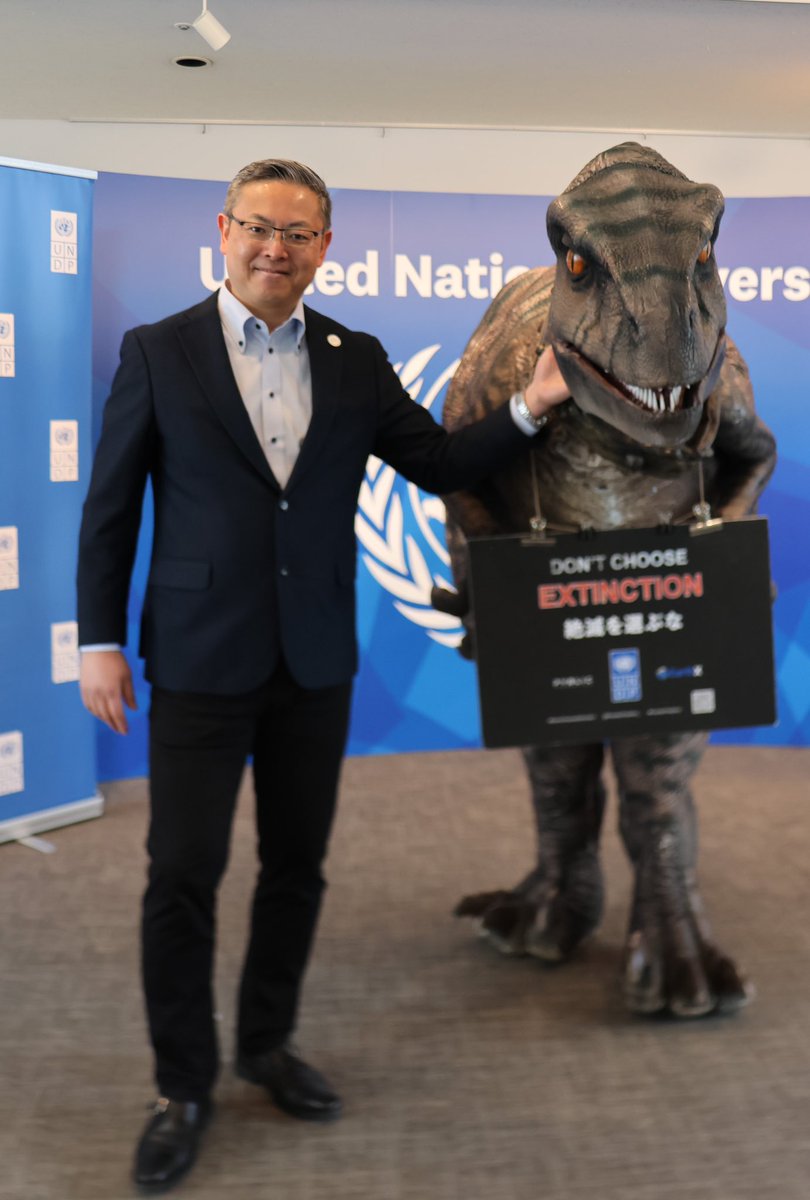 日本へようこそ、恐竜フランキー！ 人類の歴史でも気候変動は数多の出来事の背後にあります。飢饉や暴動、革命、戦争。気候変動による食料危機の悪化を防ぐために国連世界食糧計画は活動しています。 #絶滅を選ぶな #恐竜フランキー #DontChooseExtinction @UNDPTokyo @frankiethedino @WFP_JP