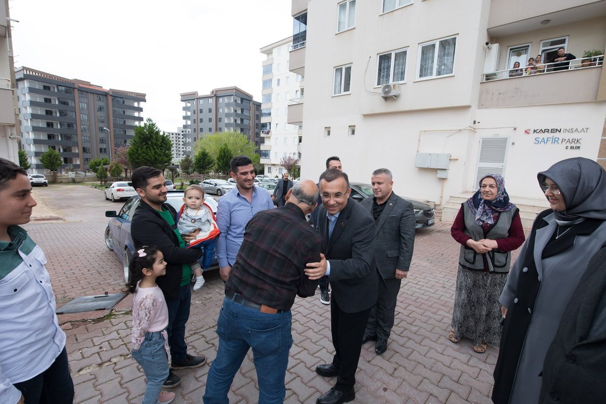 'Alem-i İslam'a rahmet su gibi Aksın bayram olsun bayramlarınız. Evleriniz cennet kokusu gibi Koksun bayram olsun bayramlarınız.' Şehit ailesi bayram ziyaretimizde bizi görerek bahçeye inen bir aile ile samimi bir bayramlaşma... 📍Safir Sitesi #Gaziantep