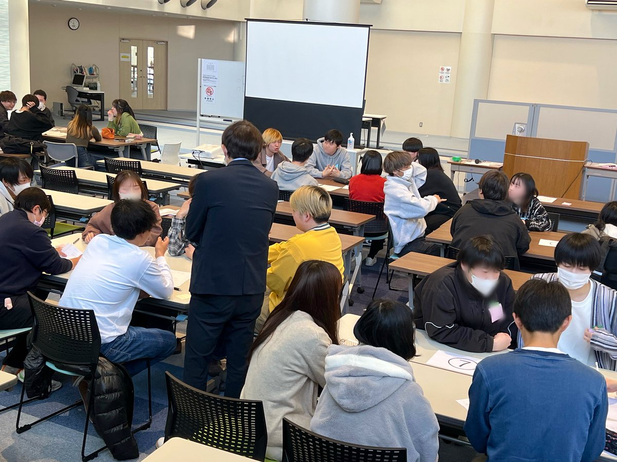 W_Reha_Prof_U's tweet photo. 昨日、作業療法学専攻の国試対策講座1回目、初回なので1年生から3年生まで合同で、交流を兼ねて、3年生、2年生が１年生に肩甲骨の名称や、車椅子の説明などを教えました♪

先輩はきちんと調べながらしっかり後輩に教えていました。
なかなかいい感じで、縦の繋がりができていました✨ https://t.co/yvAJsiRhJz