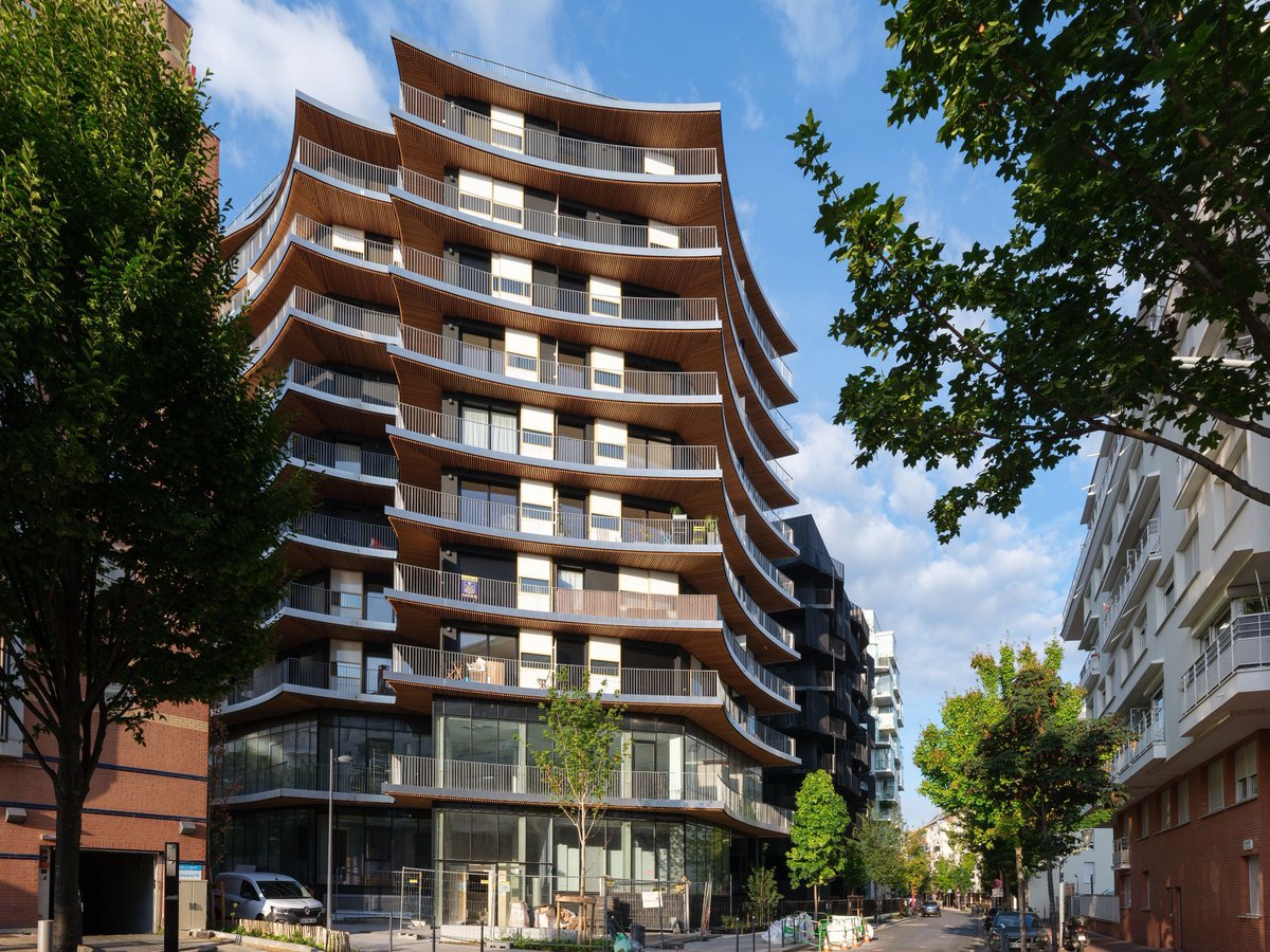 A @Issylesmoul, #LesMaçonsParisiens ont construit 'Trilogy' : un ensemble #immobilier de 179 #logements et d’un hôtel d’#entreprises : buff.ly/3jPvaXT Maître d’ouvrage : @Ogic_officiel, conçu par l’atelier d’architecture @LaraquiBringer. Photo : Image Contemporaine