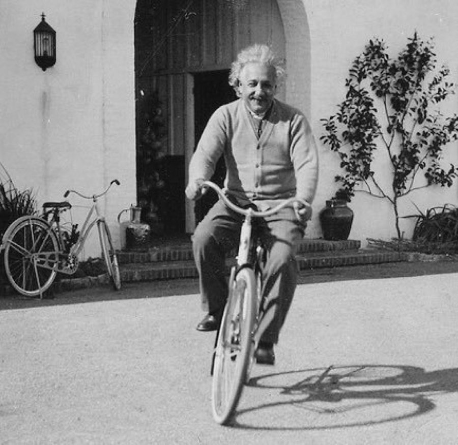 'Hayat bisiklete binmek gibidir. Dengenizi korumak için hareket etmeye devam etmelisiniz.' 

A. Einstein
