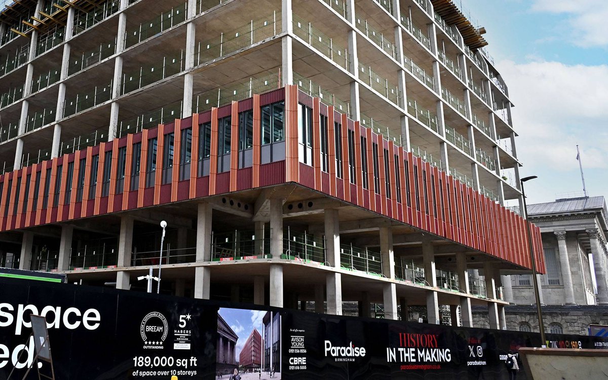 Great to see Three Chamberlain Square’s terracotta façade taking shape for @ParadiseBham🤩 With more than a kilometre of façade panels being installed, they give the building its unique and appealing terracotta finish👉srm.com/news-and-comme… Well done to all those involved!👏