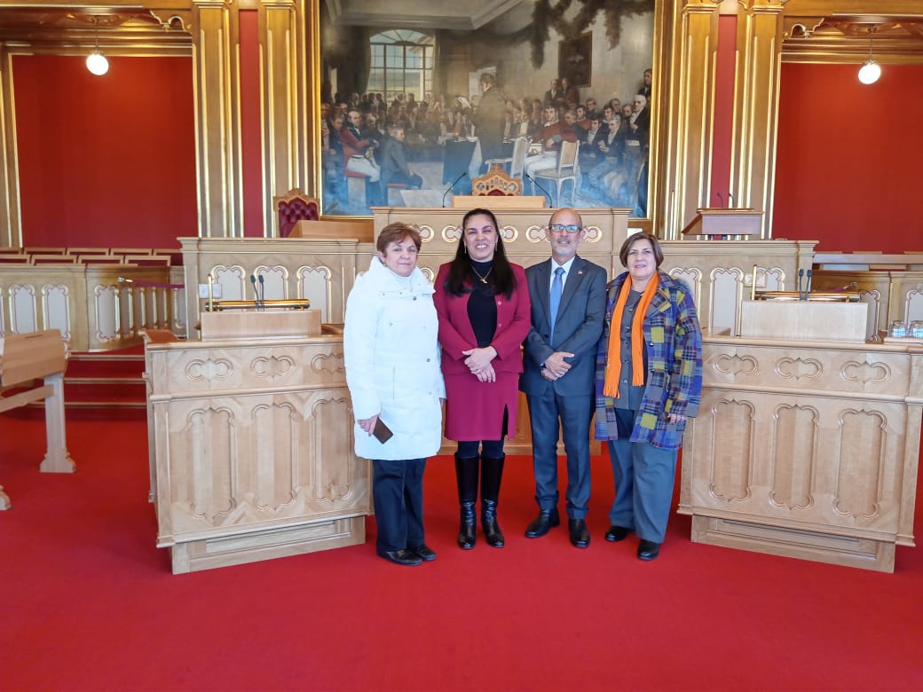 En visita a la sede del Parlamento de Noruega, con nuestra Embajadora y diputados de @AsambleaCuba conocimos la historia del lugar y la experiencia en su funcionamiento.