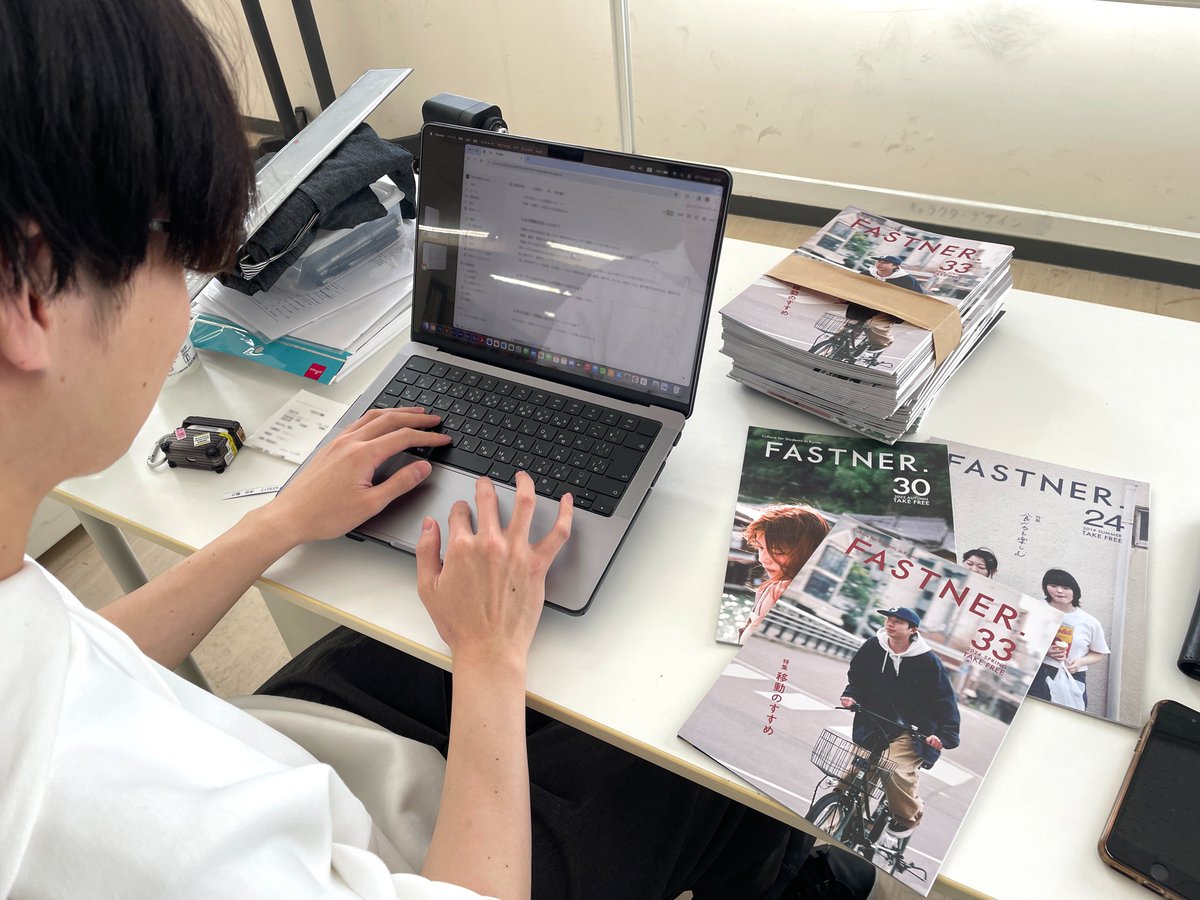 saga_gd's tweet photo. GD領域のT君は個人的な活動として、京都の大学生で構成されるメンバーの一員として「FASTNER.」というフリーペーパーのデザインに携わっています。ガンバレー！💻
#嵯峨美術大学　#嵯峨美術短期大学　#関西　#美大　#短大　#短期大学　#デザイン　#グラフィックデザイン　#FASTNER https://t.co/yOgfamAd5x