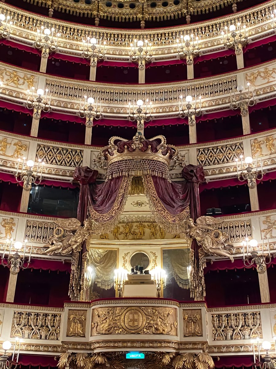 Napoli: il magnifico palco reale del #TeatroSanCarlo 👑