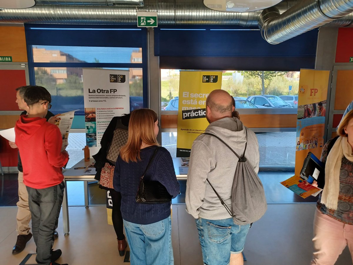 <a href="/jesusfdezdevera/">Jesús Fdez. de Vera</a> <a href="/TalgoGroup/">Talgo</a> <a href="/Secure_and_IT/">Secure&IT</a> <a href="/Eusolve_iberia/">Juan Blanco</a> @SomosFPDual_ <a href="/fp_empresa/">FPEmpresa</a> <a href="/iesburgoie/">IES El Burgo-Ignacio Echeverría</a> <a href="/IESLasRozas1/">IES Las Rozas 1</a> <a href="/IES_FGL/">IES F. García Lorca</a> <a href="/PRO2FP/">La Otra FP</a> <a href="/U_tad/">U-tad</a> ¡Ayer vivimos una jornada llena de motivación y orientación hacia la Formación Profesional!: Descubre la FP ayudó a las familias roceñas a conocer de cerca las ofertas de fomsrtivas de los centros de FP del municipio 👏👏👏

¡Muchas gracias a todos por participar y asistir! 🤩