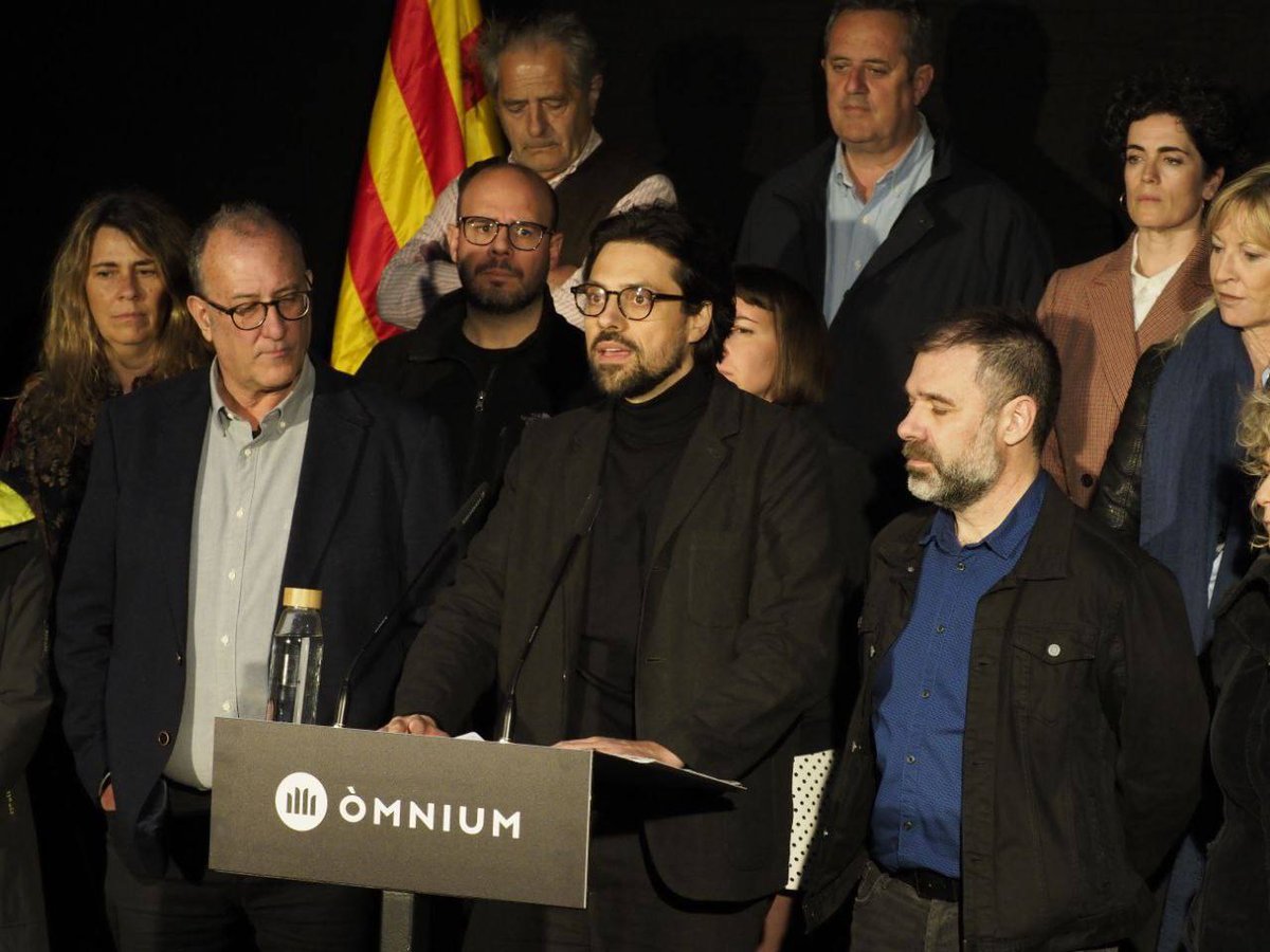 Hier et aujourd’hui, plusieurs activistes #catalans ont annoncé leur #exile en #Suisse pour fuir une accusation de #terrorisme et le risque d’une détention arbitraire, dans une instruction menée par des tribunaux d’exception, instrumentalisés par l’extrême droite espagnole.