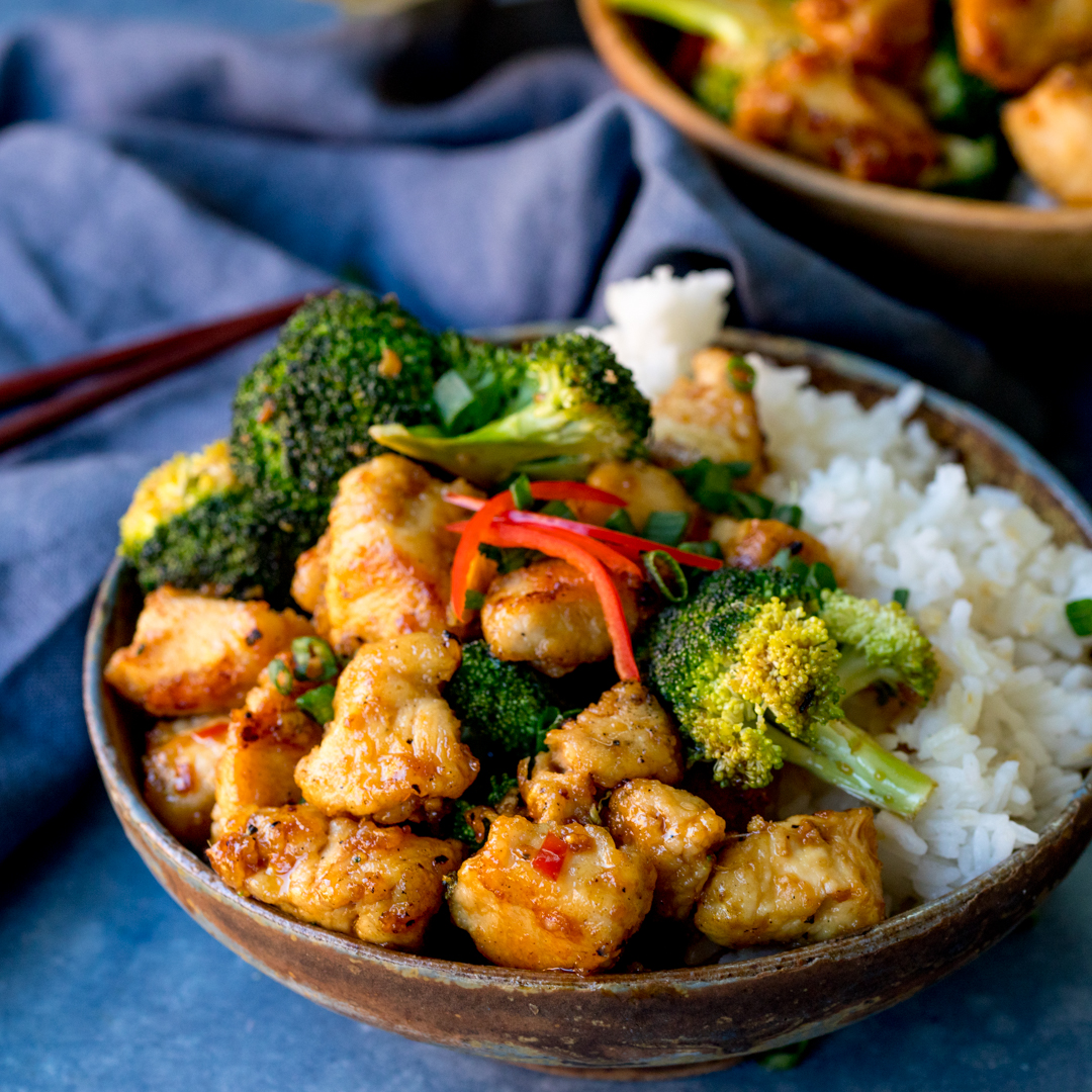 Crispy Chilli Chicken with Broccoli

A quick Asian-style chicken stir fry, ready in 20 minutes! 
A tried and tested family favourite😋
Super quick to prepare and easily made gluten free too!

⁠kitchensanctuary.com/crispy-chilli-…
#foodie #recipe #kitchensanctuary