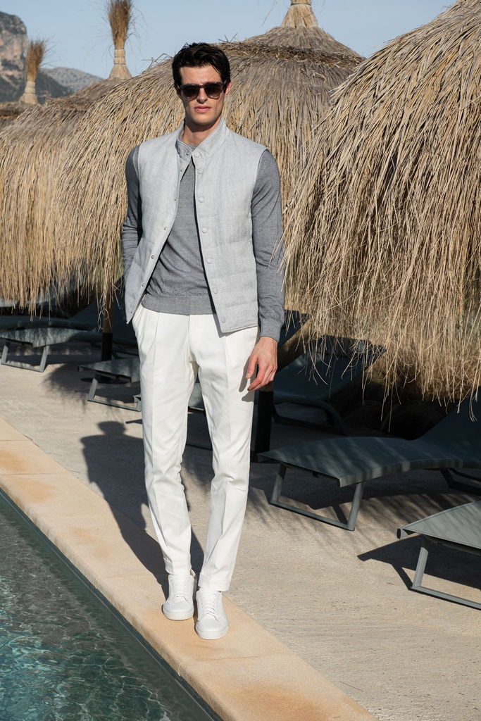 Master the art of layering with our Chalk Grey Linen Vest – perfect for adding a touch of refinement to your ensemble. piniparma.com/products/light… #piniparma #linen #linenvest
