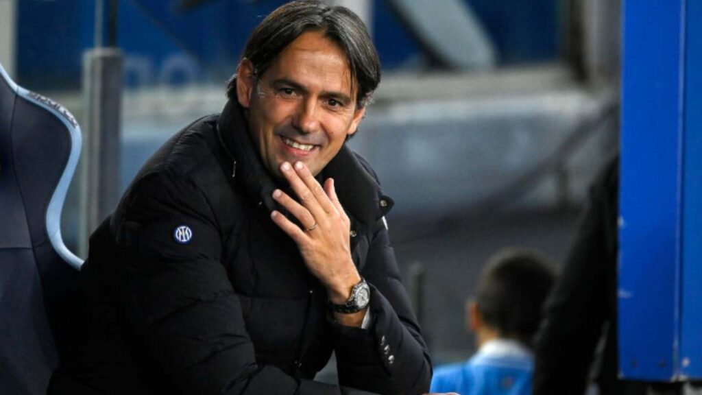 ❓Domanda per i tifosi nerazzurri, ispirato da un posto di @franvanni: ⚫️🔵#Inzaghi sta portando l'#Inter alla vittoria del 20° scudetto e della seconda stella 🇮🇹⭐️⭐️ C'è un giocatore del recente passato che, secondo voi, avrebbe meritato di far parte di questo gruppo? 👇