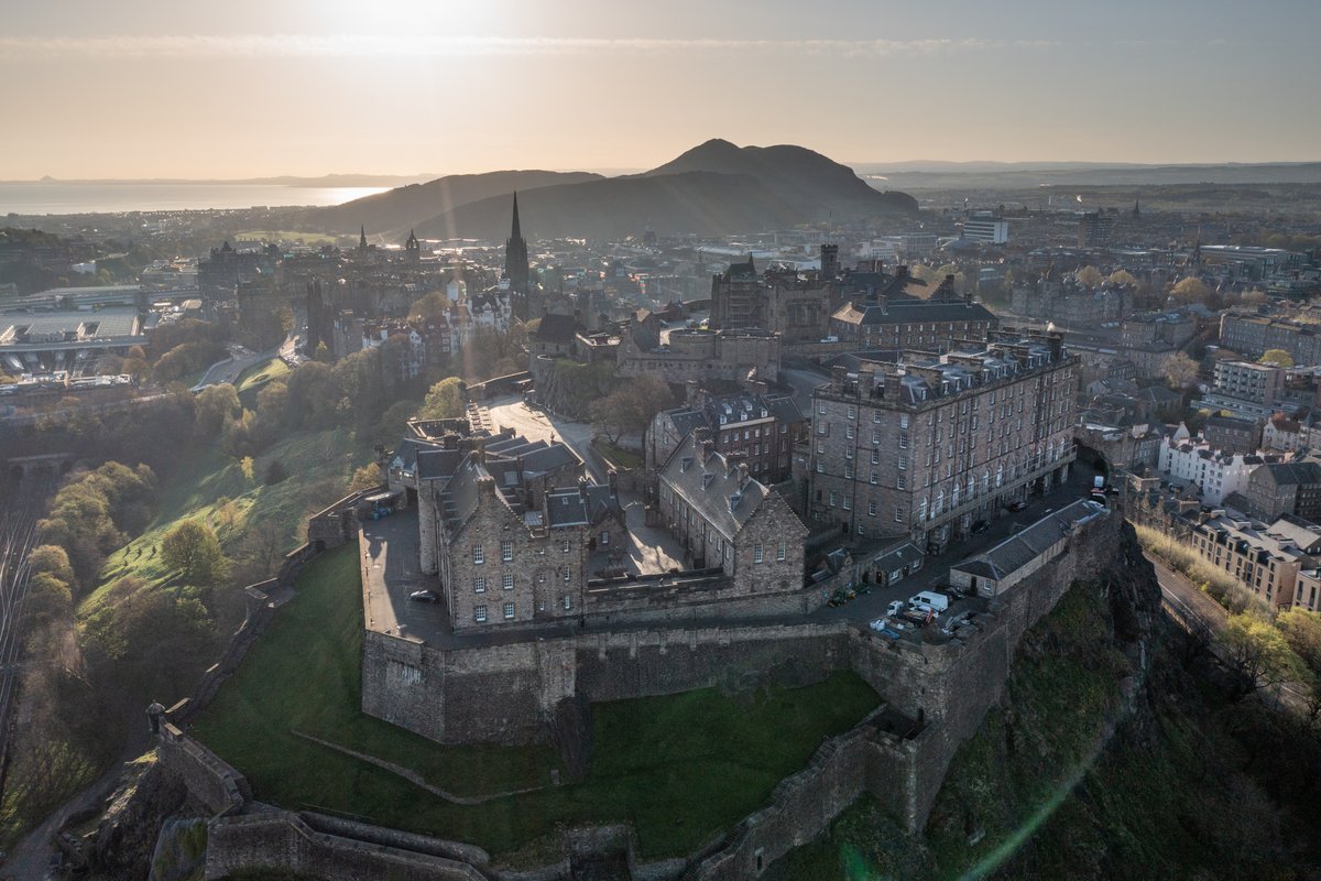 It's nearly the weekend🥳 Time to get your castle adventures planned. 👉Make sure to pre-book your tickets in advance. edinburghcastle.scot/tickets 👀Need more information to plan you trip? edinburghcastle.scot/plan-your-visit