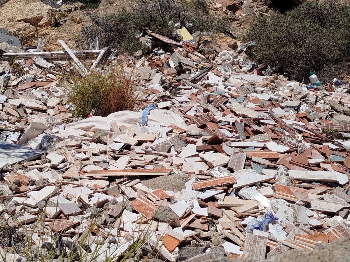 Heroesdelmar's tweet photo. Toda esta basura y más se encuentra en el lateral de la entrada de la playa las Olas - Almería Capital? Quien tiene la obligación de limpiarlo?

@aytoalm @AlmeriaSostenib @JMROMANGARCIA @AAMM_And @AndaluciaJunta @subdegobalmeria https://t.co/eVBz0nRKCD