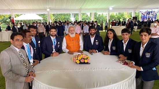 @VidyaKrishnan And if tomorrow if these very same players/athletes/games face any issue with his party MP/member, he won't even bat an eyelid! This narcissistic megalomaniac person uses them only for photo ops & to boost his image #BrijBhushanSingh #ModiFailedIndia #NoVoteForBJP #NoVoteToModi