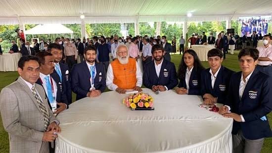 And if tomorrow if these very same players/athletes/games face any issue with his party MP/member, he won't even bat an eyelid! This narcissistic megalomaniac person uses them only  for photo ops & to boost his image #BrijBhushanSingh #ModiFailedIndia #NoVoteForBJP #NoVoteToModi