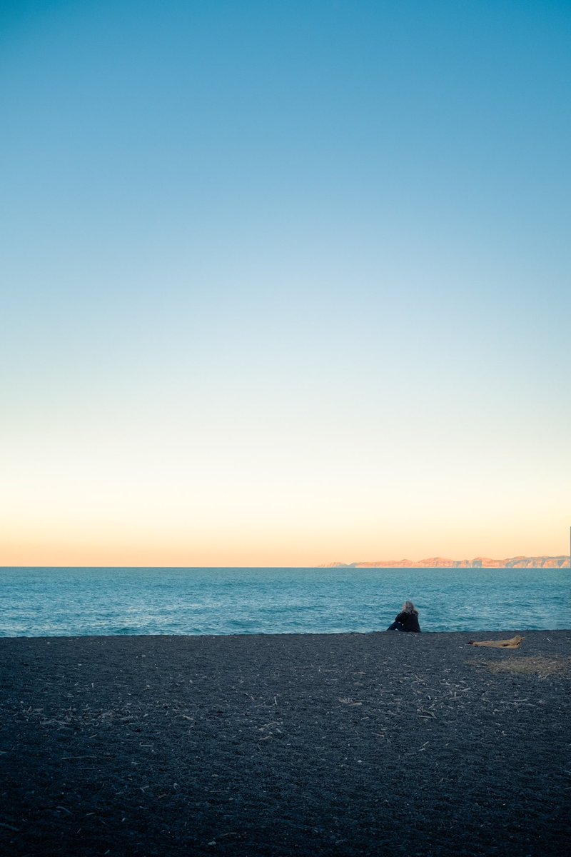 Your destiny

#yourdestiny #livingbythesea #atthebeach #watchingsunset #inyourowntime #takeamoment #goldenlight #goldensunset #capekidnappers #inthedistance #napier #fujifilm #xpro3