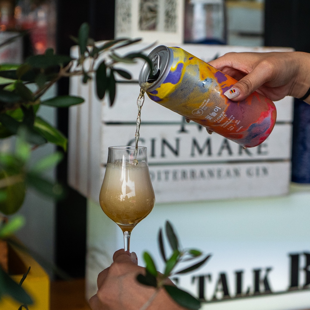 The sounds of opening a can is the madness in the hot day!☀️ We are welcome to have @magpiebrewing in the house🎉. This saison with camomile has the spices of saison yeast, floral and tangy citrus🍋🍊 Easily calm you down on the hot day ☺️

l8r.it/gzwc