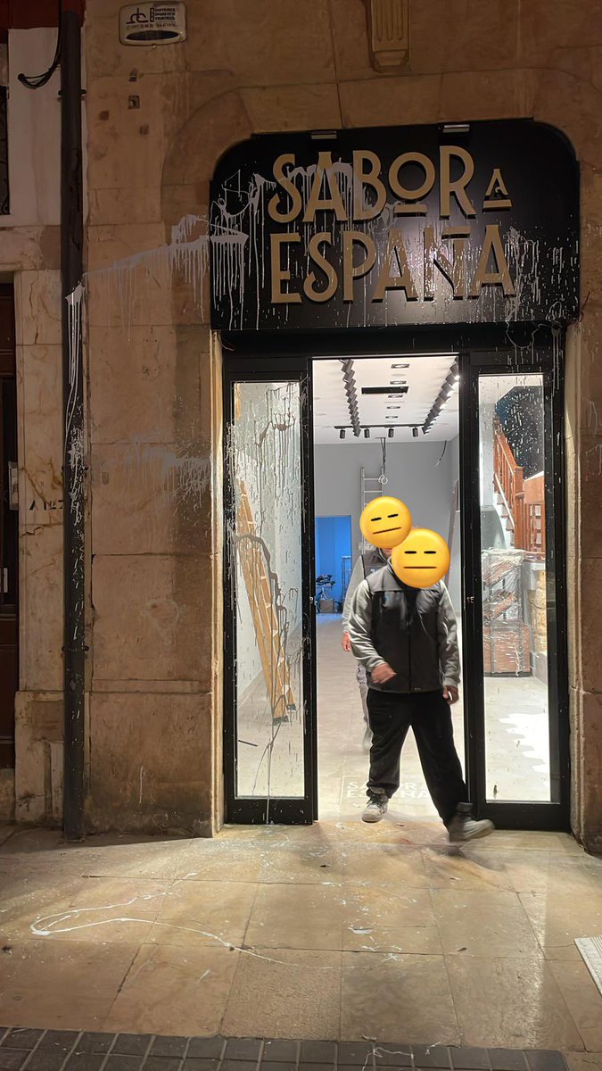 Mi padre es el encargado de la obra de esta tienda y me ha mandado esta imagen para enseñarme lo que ha hecho un “gracioso” esta noche. Así que enhorabuena Santi, Twitter ha hecho su magia y por eso ahora mi padre se va a pasar el día limpiando pintura.