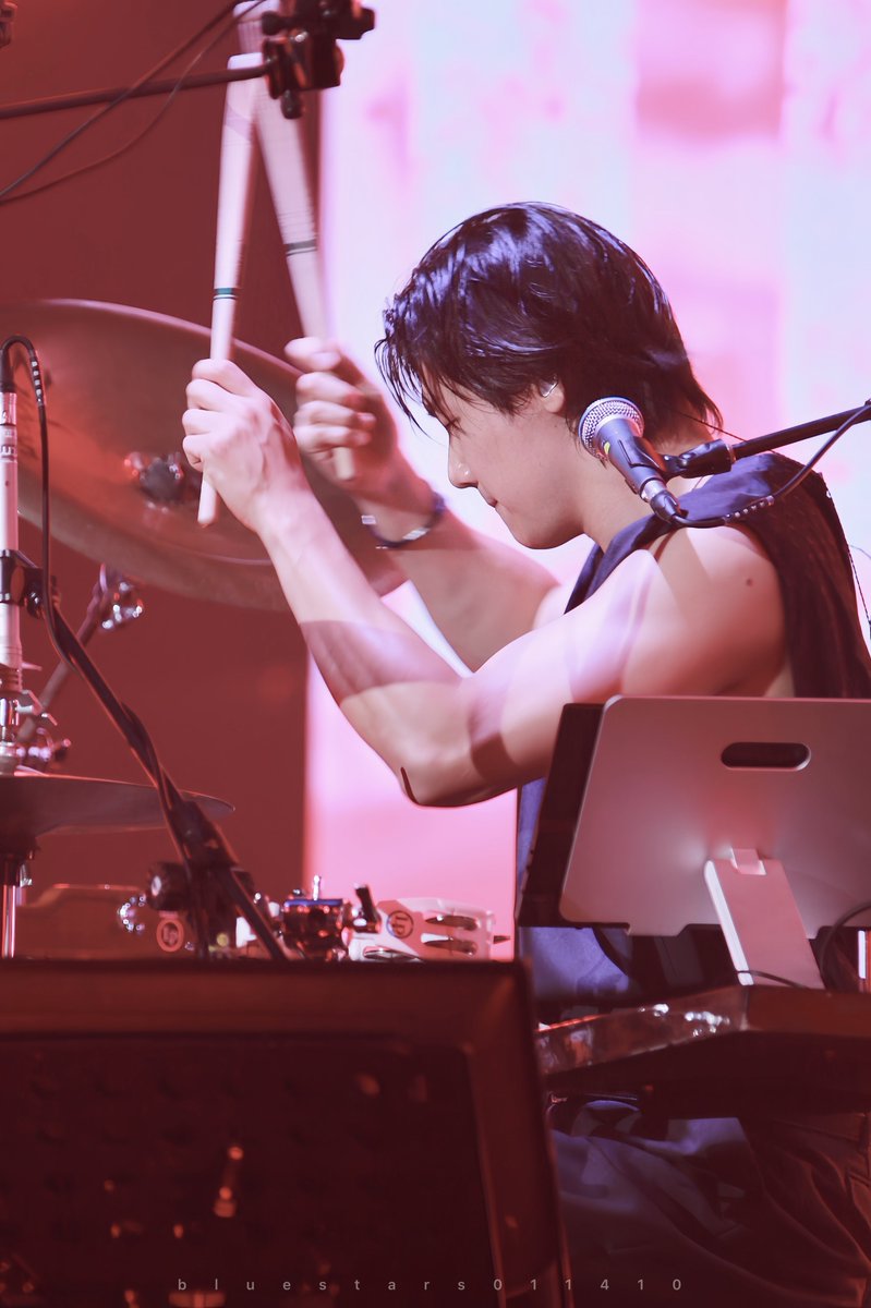 “Minhyuk looks like Rambo,” as said by Yonghwa, not me. 😂😂 Strong drummer @MR_KANGGUN 🤭🫠❤️‍🔥🥁 #KANGMINHYUK #강민혁