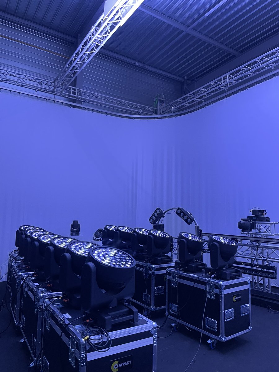 Dimatec_Light's tweet photo. Des HY B-Eye K25 @ClayPakyNews  dans notre showroom ✌️

#claypaky #claypakylighting #hybeyek25 #led #washlight #light #lightdesign #lightworker #showroom https://t.co/pBTWqBcEIo