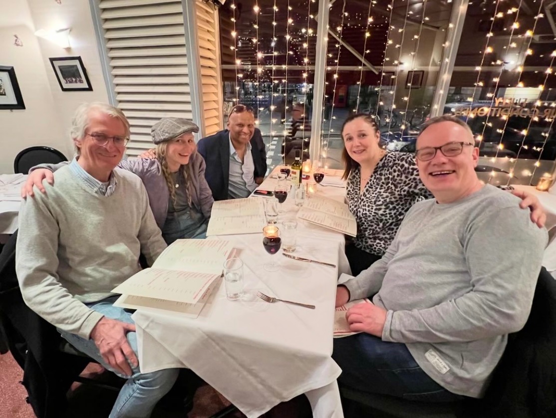 Just the best to catch up with these lovelies in Covent Garden, the old stomping ground of our acting training. Good to see the fairy lights are still sparkling. We met on the Pinter course 20 years ago taught by the incomparable Irene Bradshaw ❤️