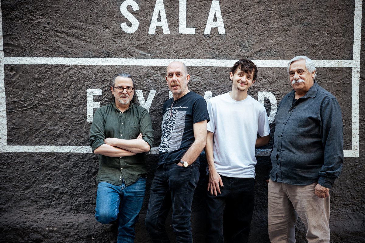 SalaFlyhard's tweet photo. 📢 Pròxima estrena: 'Breu introducció al western'
De @joanyago i dir. @llatzer_garcia Aj. dir. @carlacollserr
Amb @eduardbenito1 @pepoblasco @oriolguinart i Jan Serra.
La història de quatre homes que no saben com comunicar-se ni expressar els sentiments.
https://t.co/x78g3zBUFp https://t.co/ycyZhmaL6G
