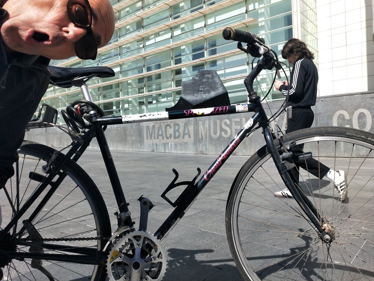 Dia 11 #30diesAMBbiciBCN #30diesAMBbici #30DEB #AMBbici #30diasenbici #30daysofbiking #avuispecialized #camialauni #macba #filosofiaperenne  🚲 🚲 🚲 🚲