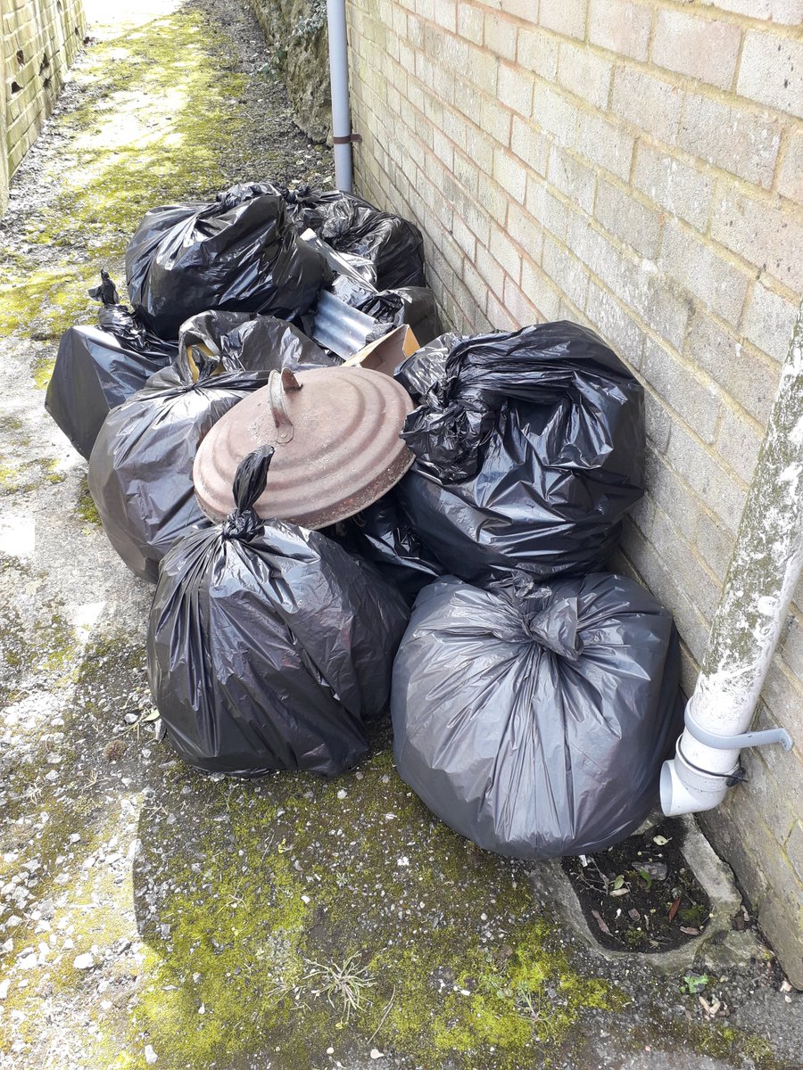 More than 30 volunteers aged 3-73 joined Purton Litter Group's latest litter pick, on Saturday. They collected 18+ bags of litter around the village. Thank you to all the volunteers who helped to clean up their community. #DontMessWithWiltshire Info: orlo.uk/StdVf