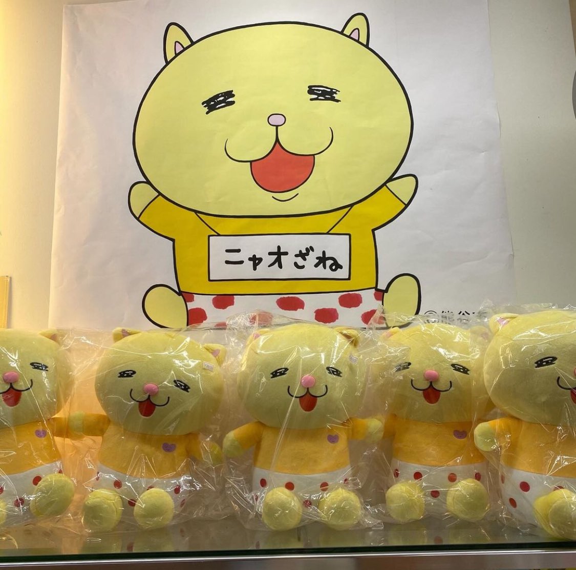 karvan_az's tweet photo. 🐱ニャオざね🐱ぬいぐるみ販売開始❕
⁡
《ニャオざねぬいぐるみ》入荷しております💛
当店で販売するのは初めてです！
約30cmの大きなサイズ！
フワフワした触り心地で可愛いですね💓
⁡
そしてなんと！
ニャオざねの着ているTシャツも入荷！
ニャオざねとお揃いのTシャツ着れちゃいますよ👕 https://t.co/qYpEkeETSK