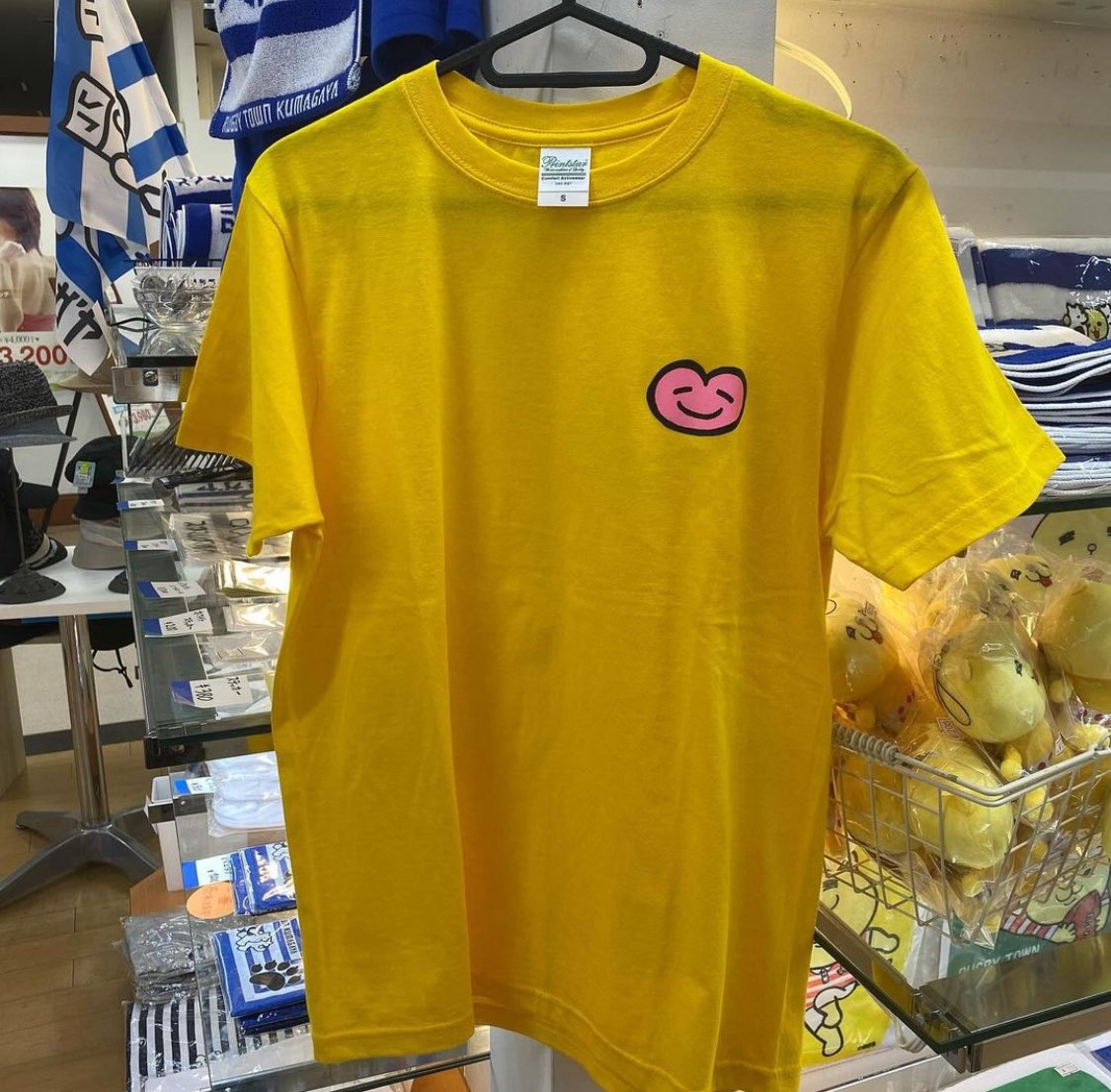 karvan_az's tweet photo. 🐱ニャオざね🐱ぬいぐるみ販売開始❕
⁡
《ニャオざねぬいぐるみ》入荷しております💛
当店で販売するのは初めてです！
約30cmの大きなサイズ！
フワフワした触り心地で可愛いですね💓
⁡
そしてなんと！
ニャオざねの着ているTシャツも入荷！
ニャオざねとお揃いのTシャツ着れちゃいますよ👕 https://t.co/qYpEkeETSK