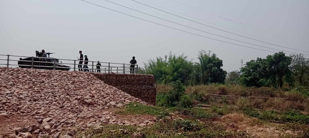 IrrawaddyNews's tweet photo. Thai authorities temporarily shut down the second Thai-Myanmar Friendship Bridge linking Myawaddy on the Myanmar side with Mae Sot in Thailand on Thursday after fleeing junta troops took shelter at the bridge to reportedly seek safety in Thailand.
#WhatsHappeningInMyanmar https://t.co/LGI3IaAI08