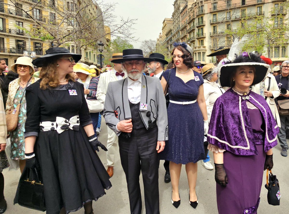Els recreadors de l'associació retrofuturista Nautilus, passejant per la Rambla de Catalunya, durant la <a href="/amb_barret/">Passejada amb Barret</a> d'enguany #photographercarlesqf #Barcelona #Eixample #reenacting #recreacióhistòrica <a href="/BcnOculta/">Barcelona Oculta</a> <a href="/Bcnsingular/">Barcelona Singular</a> <a href="/Bcn_Eixample/">BcnEixample</a> <a href="/PaisatgesC/">Paisatges de Catalunya</a> <a href="/passejant/">Passejant per Barcelona</a>