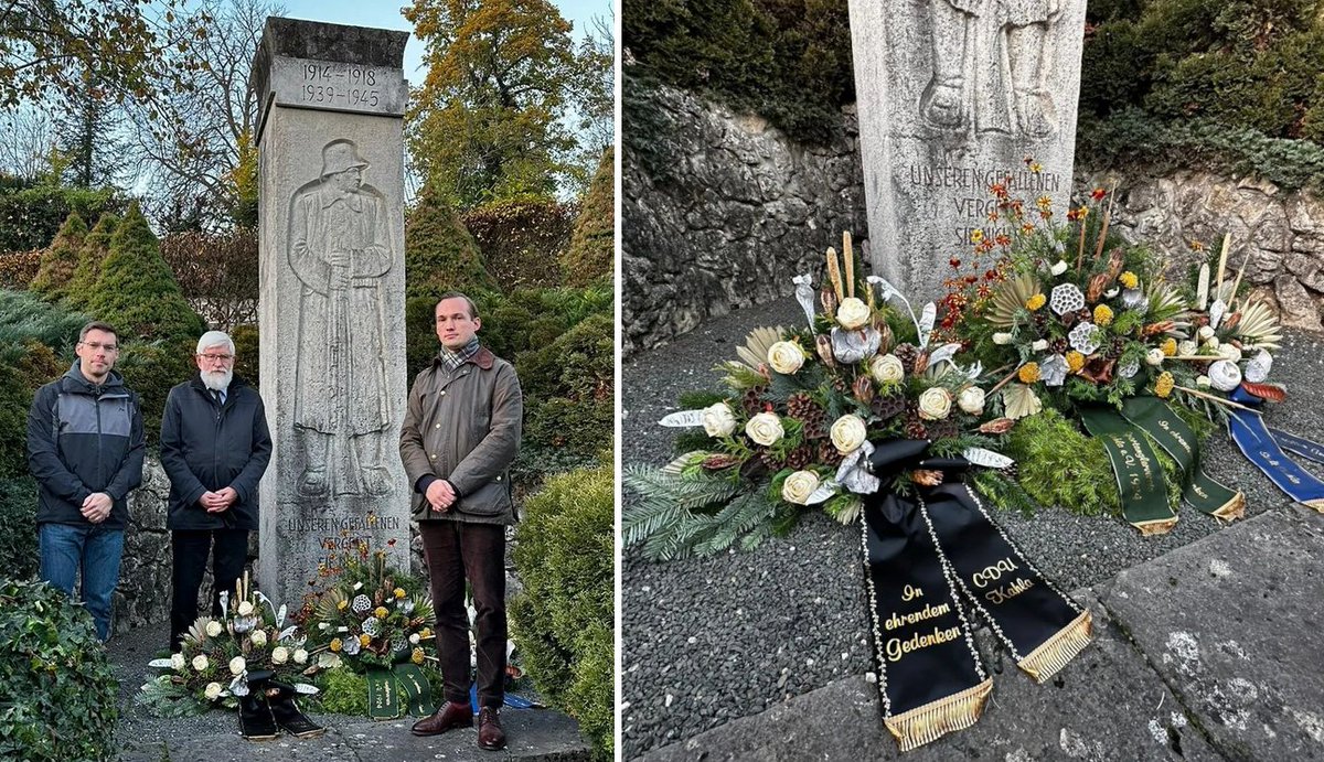 4/4 So ist es nur konsequent, dass die #Kahla|er #CDU mir Richard Machnik zum „Volkstrauertag“ 2022 am örtlichen Stahlhelm-verzierten Denkmal für die deutschen Täter der beiden Weltkriege mit der Inschrift „Unseren Gefallenen“ einen Kranz zum „ehrenden Gedenken“ hinterließ.