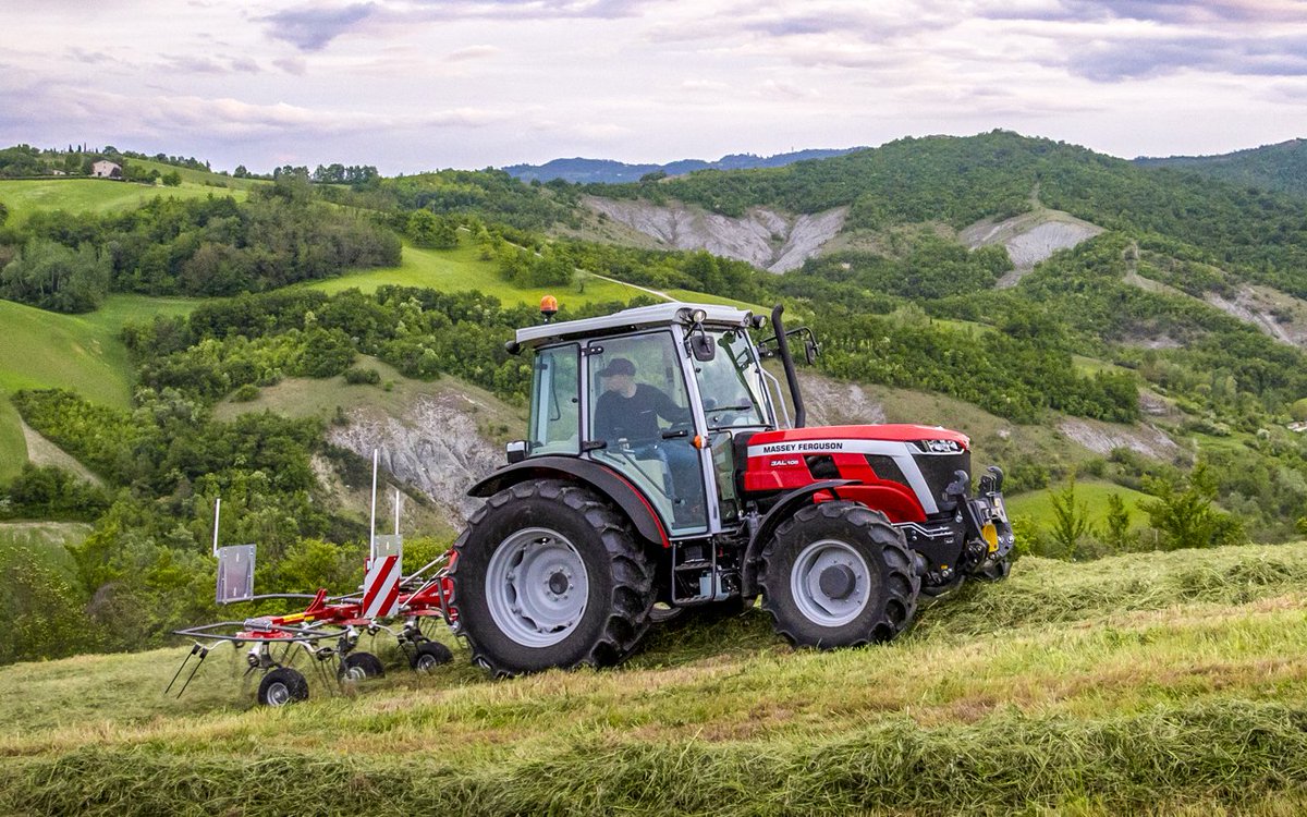 ❓Can you guess how many #MasseyFerguson tedder models we offer ? Here's a hint: we have a wide range! Discover the full line-up here ➡️bit.ly/42kIDyy