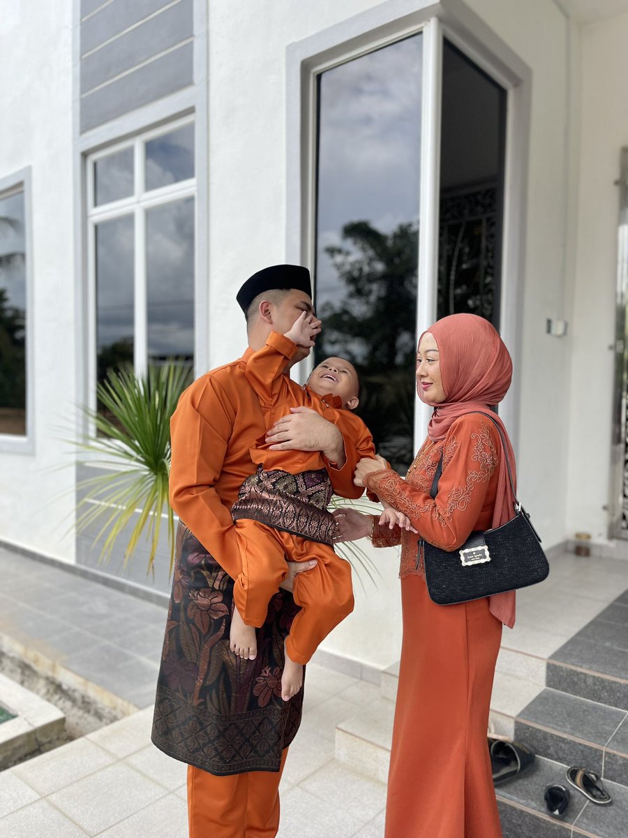 ammaraslam_'s tweet photo. Alhamdulillah tahun ke 5 raya bersama. Insyaallah many more years to come 🤲🏻🧡

*slide ke kanan adalah gambar struggle is real 😆 https://t.co/fNCc4ZKEDl