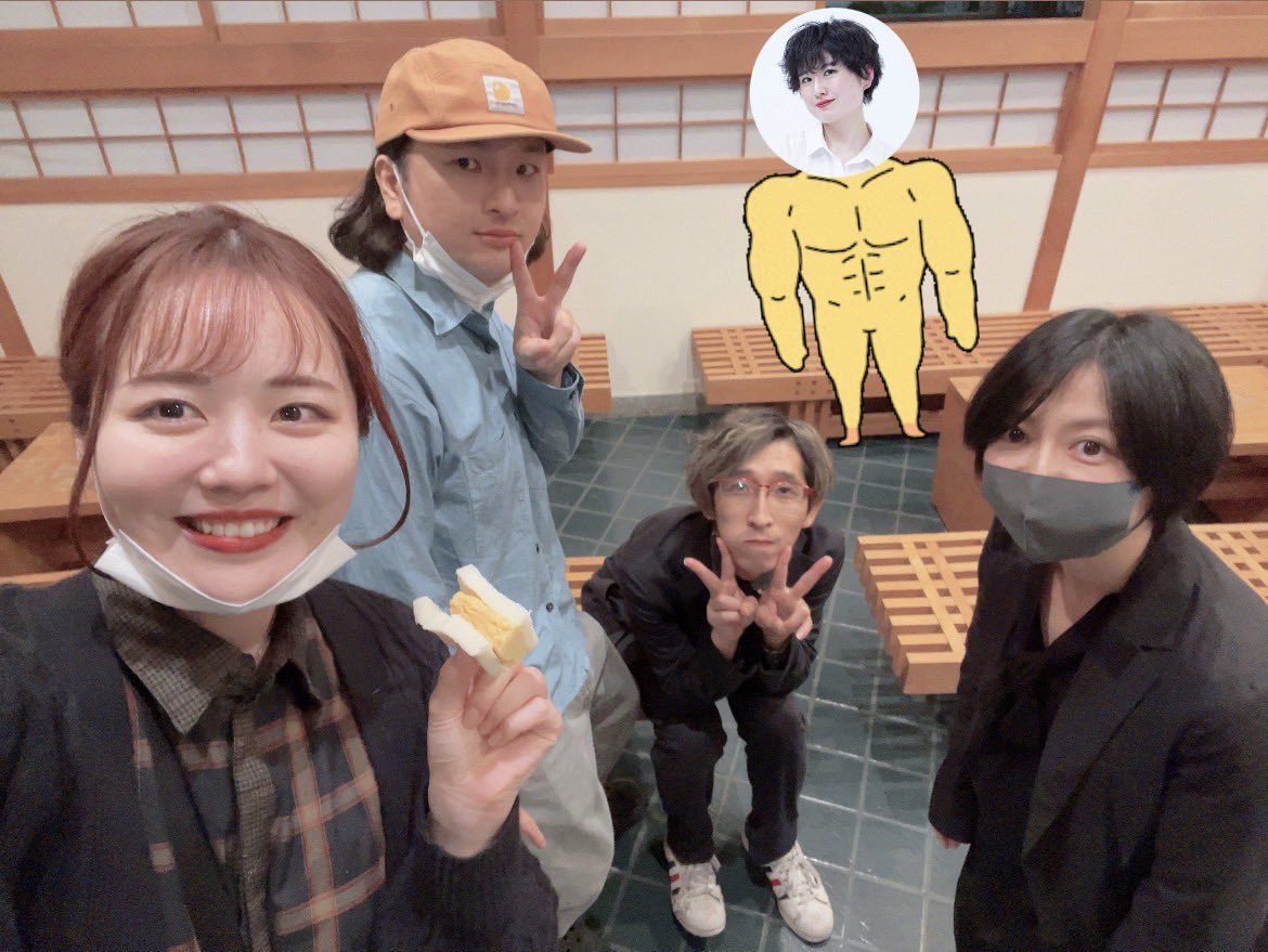 310kensanba's tweet photo. 昨日は事務所に集まり衣裳などの整理デーでした。
みんな髪を切っていて、篠田さんと髪の長さがあまり変わらなかったです。

半年ぶり2回目の劇団員ショットです。
前回の公演の際の写真と共に。
#ことのはbox   #ことのはbox劇団員 https://t.co/PX1LCyWFy0