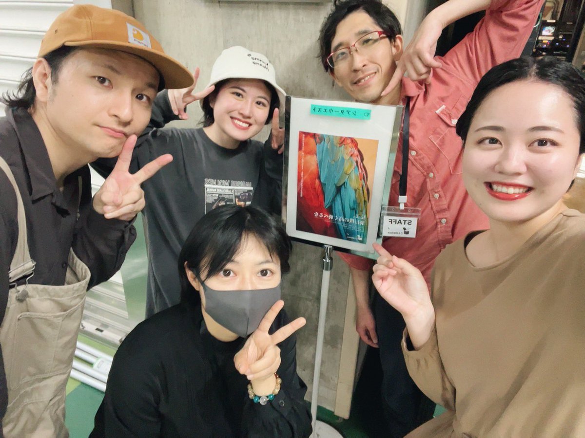 310kensanba's tweet photo. 昨日は事務所に集まり衣裳などの整理デーでした。
みんな髪を切っていて、篠田さんと髪の長さがあまり変わらなかったです。

半年ぶり2回目の劇団員ショットです。
前回の公演の際の写真と共に。
#ことのはbox   #ことのはbox劇団員 https://t.co/PX1LCyWFy0