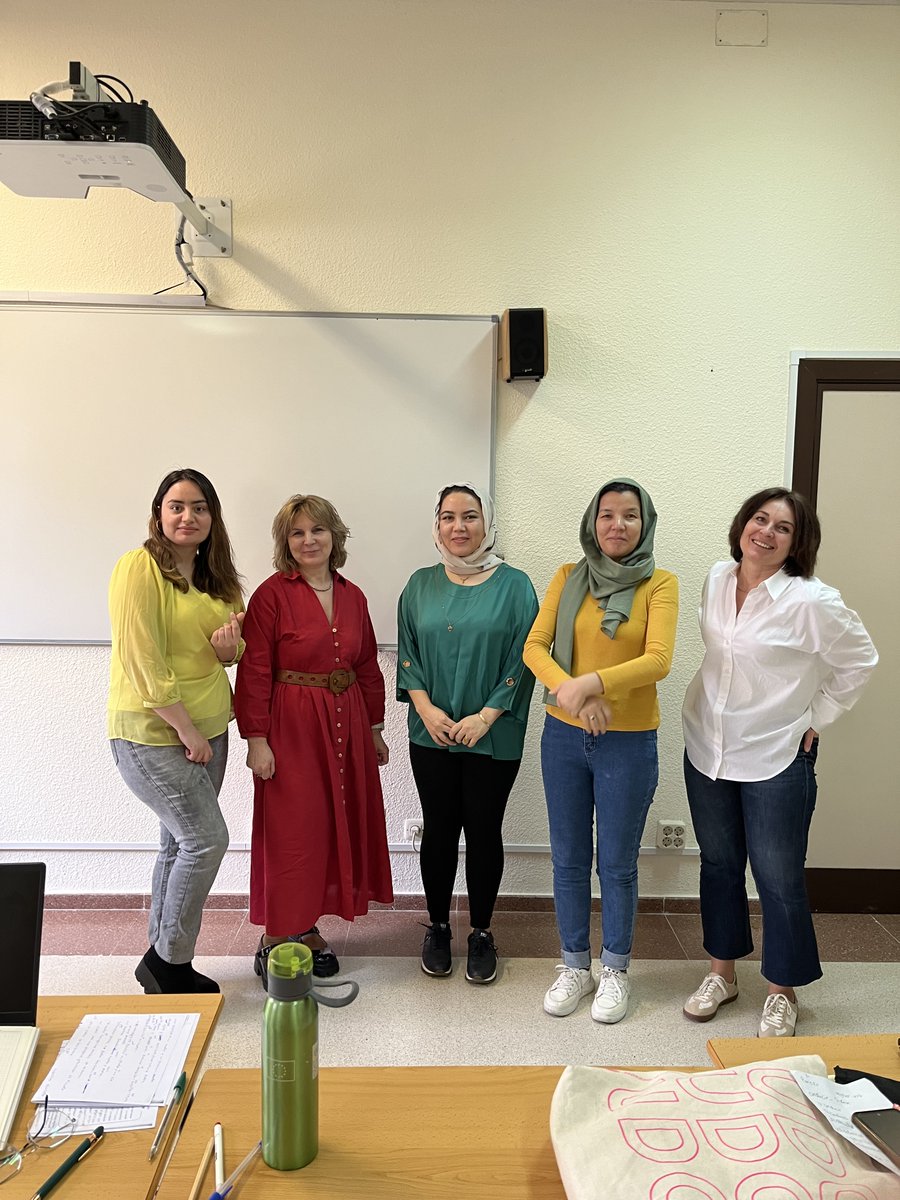 En estos días, nos visitan profesoras del Centro de Lenguas de la Universidad Jaguelónica de Cracovia. Aprovechando el programa Erasmus +, Teresa y Gosia están impartiendo algunas clases a nuestras alumnas afganas.