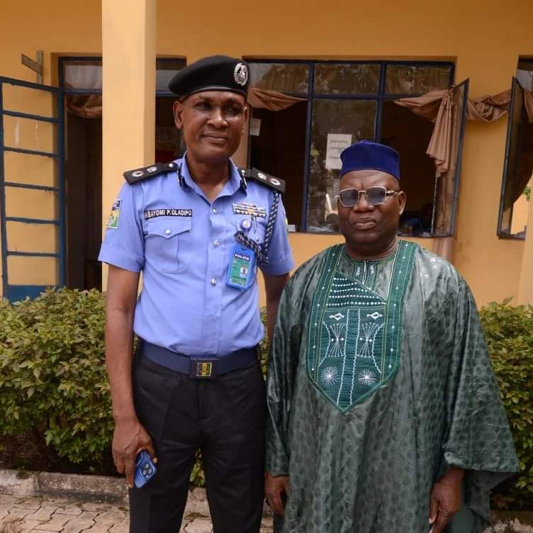 Ondostatepcrc's tweet photo. COMPOL ABAYOMI OLADAPO PETER AND AMB ARIYO GABRIEL

ONDO STATE CP AND ONDO STATE PCRC CHAIRMAN https://t.co/jdUNQWWbyW