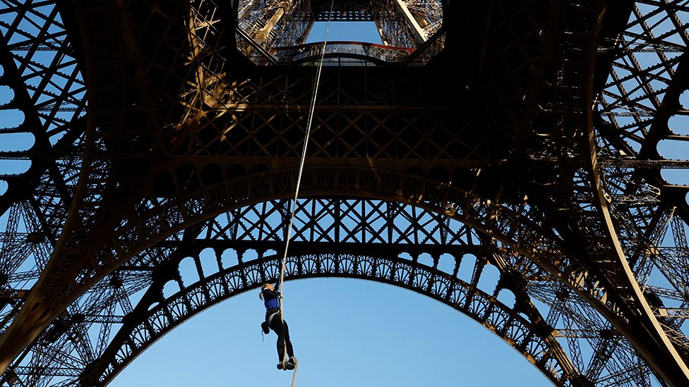Check out this unusual way to climb the Eiffel Tower. The rope climb was an epic 110 metres! 💪 bbc.co.uk/newsround/6877…