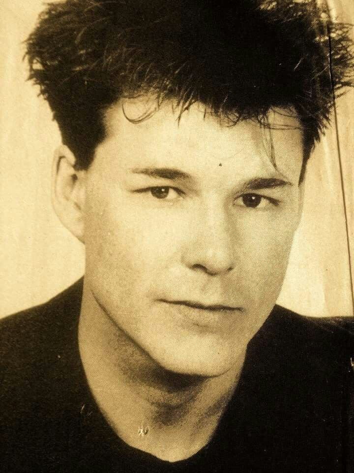 Remembering Stuart Adamson, born on this day in April 1958. As well as being a founding member of the Skids, Adamson was best known as lead singer and guitarist with Big Country.