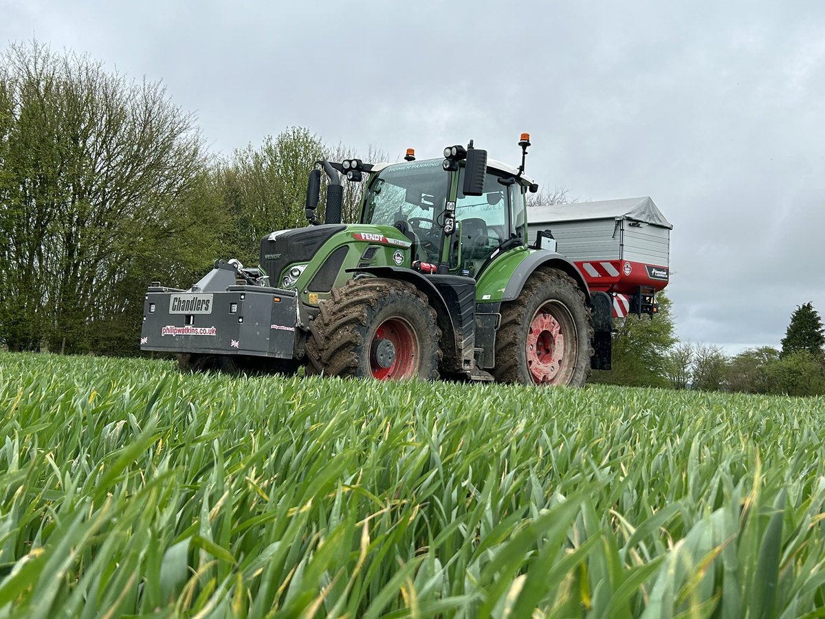 Getting some N on the wheat 2nd dose #crusoe @chandlersfe @Fendt_UKIreland