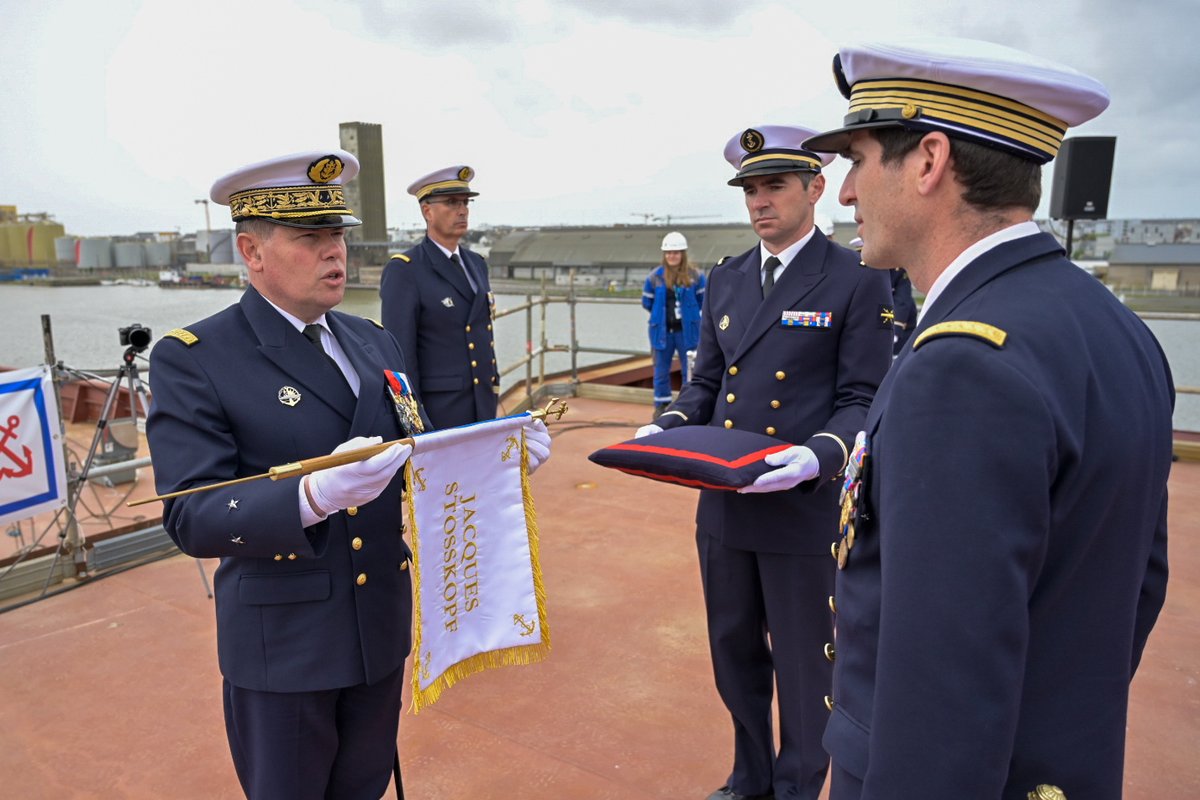 #BRF | Acteur clé de la Marine de demain, le Jacques Stosskopf, 2ème BRF a reçu son fanion du contre-amiral Arnoux lors de la cérémonie de prise d’armement pour essais (PAE). 1ère cérémonie militaire, la PAE constitue la première étape dans la vie d’un bâtiment de combat.