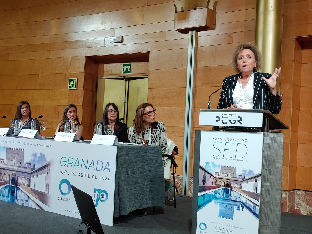 AnaCTeyerona's tweet image. Fantástica Mesa sobre #enfermeras educadoras en #diabetes  #EPA  en #SEDiab2024
Comienza Pilar Peláez defendiendo acreditación nacional y la importancia de lenguaje común @cyoldi @emirc76 @marietabrocca