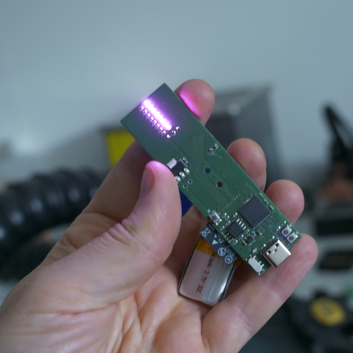bitluni's tweet image. Custom ASIC persistence of vision controller functional. let me add the motor and hall effect and it might be an actual usable device. We struggled on stream to find the silly bugs but the diligence paid off at the end youtube.com/live/NX0xZg4c-… twitch.tv/bitluni #tt02