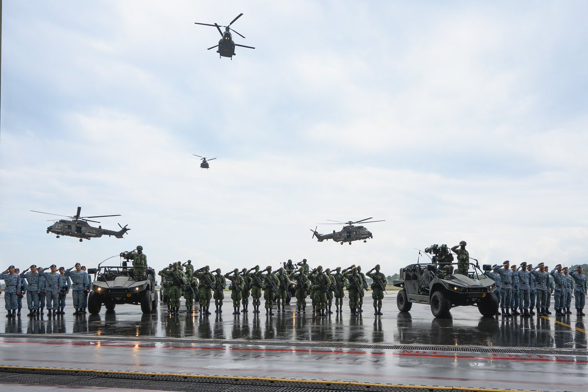 Our H225M and CH-47F helicopters have attained Full Operational Capability (FOC)! This significant milestone was commemorated through a ceremony officiated by Minister for Defence Dr Ng Eng Hen at Sembawang Air Base earlier today. More: facebook.com/share/p/Y726zK…