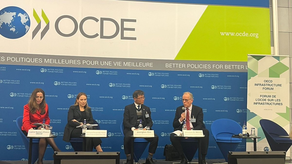 COEbanknews's tweet photo. 🎙️Our VG Johannes Böhmer and the new Director of the Technical Assessment and Monitoring Directorate, @TanjaFaller, discussed about #climate, #infrastructure, and #socialdevelopment, highlighting the CEB's contribution to these areas, at the @OECD #OECDinfra this week. https://t.co/0elrPH0PTQ